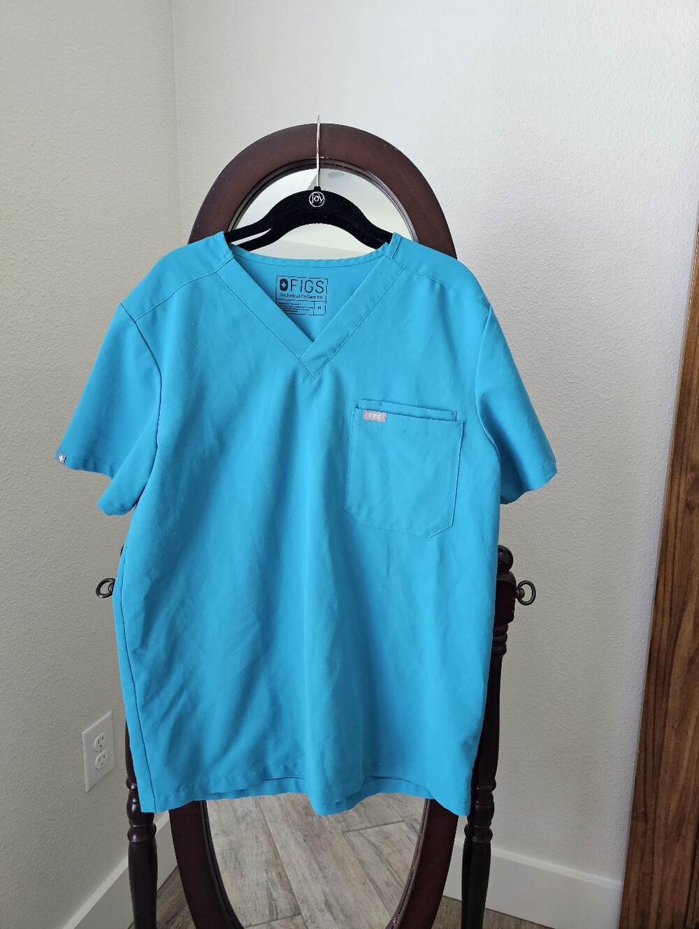 FIGS Men’s Scrub Top V-Neck in Teal